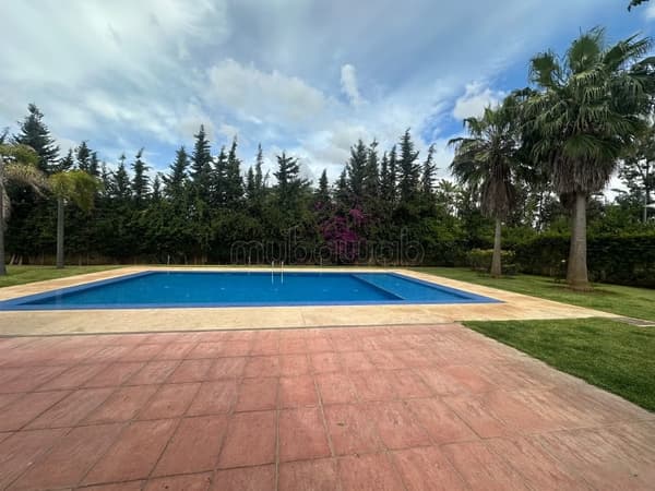 Maison de luxe à vendre à Souissi. 7 chambres agréables. Meublé