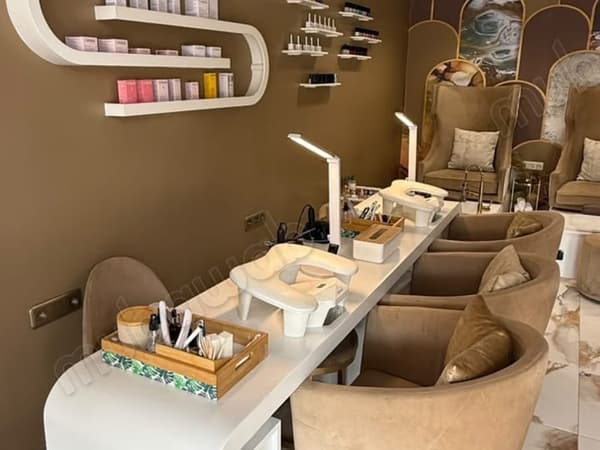 Commercieel lokaal voor onglerie-salon te huur in Guéliz. Totale oppervlakte 26 m². Airconditioning