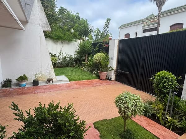 Luxevilla te koop in El Manar El Hank. Oppervlakte van 360 m². Terras