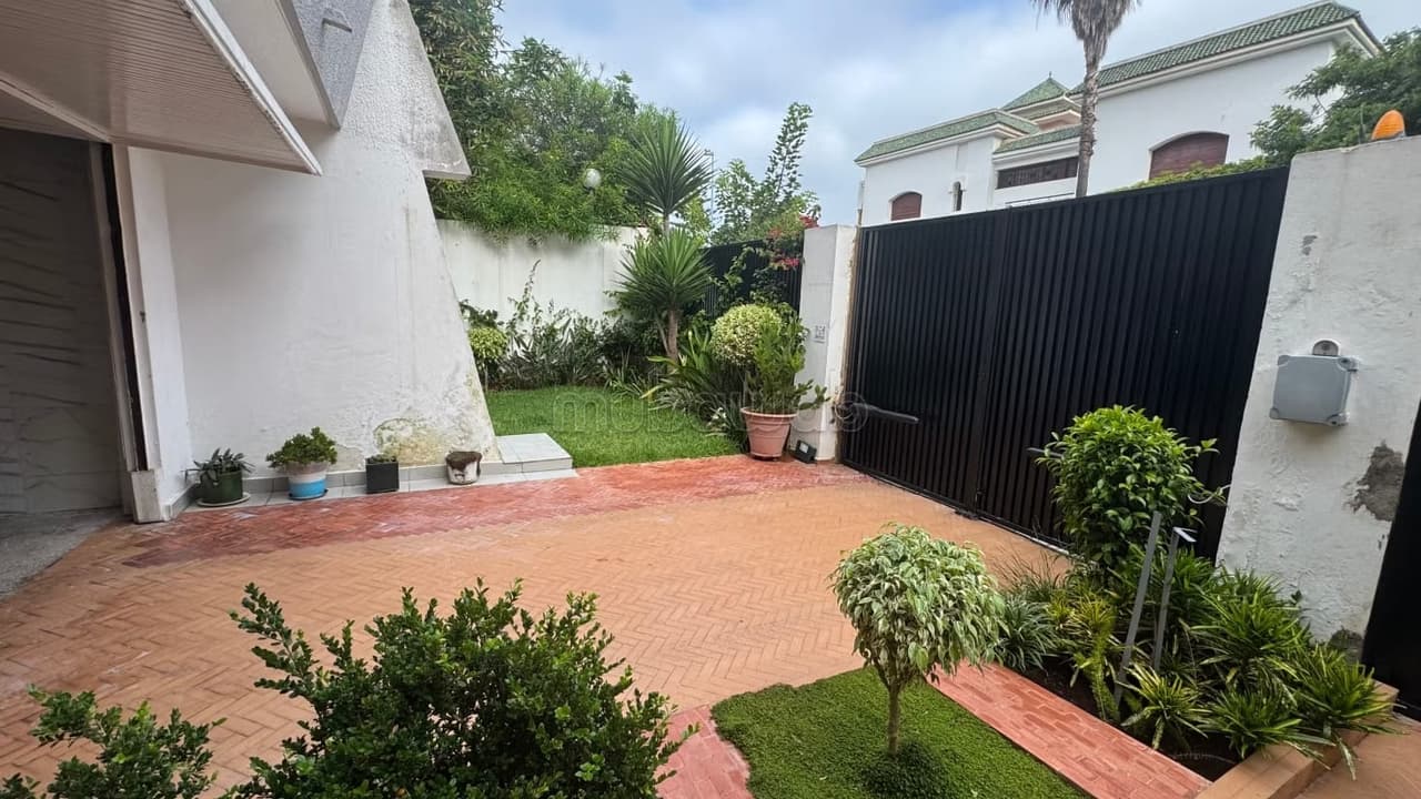 Luxevilla te koop in El Manar El Hank. Oppervlakte van 360 m². Terras