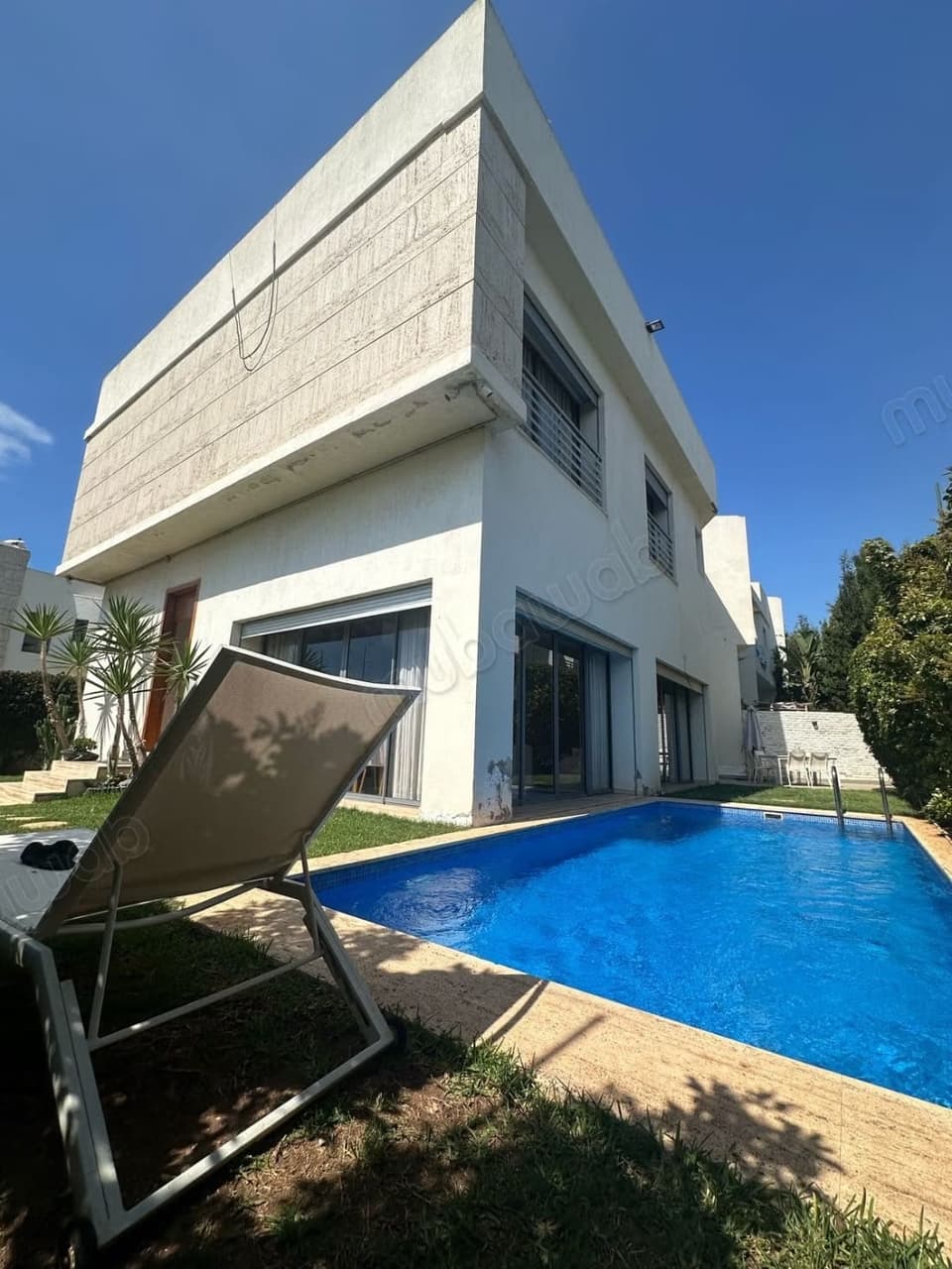 High-end villa for rent in Dar Bouazza. 4 pleasant bedrooms. Fully furnished