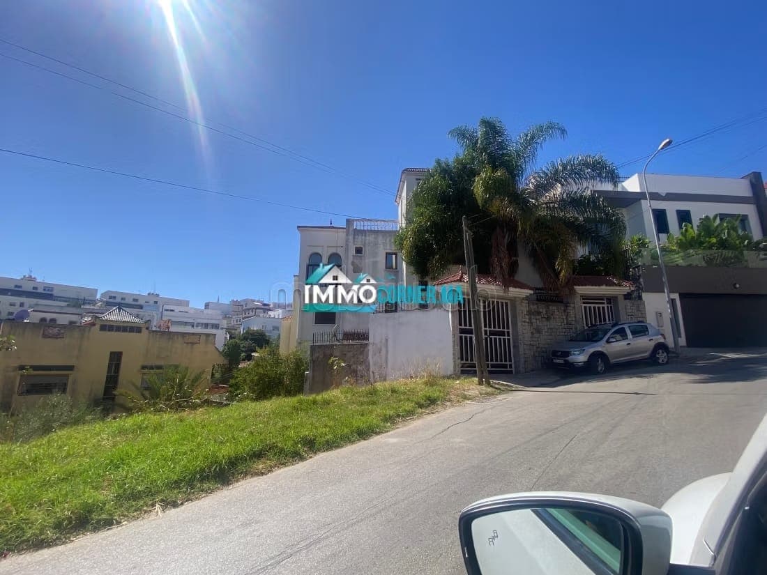 Beau terrain avec 3 façades 4 niveaux R moins 2 et Rplus 1 pour villa à la vente au…