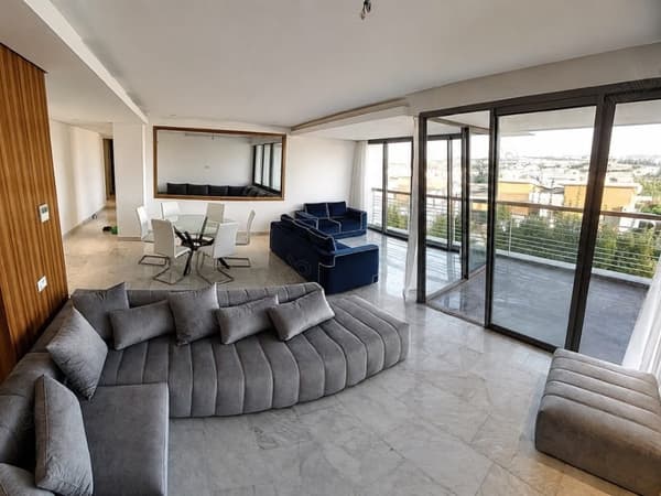 Duplex te huur in groene omgeving met zwembad, LEEG