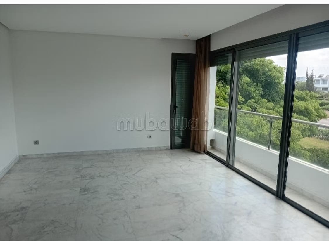 Bel appartement vide bouskoura golf