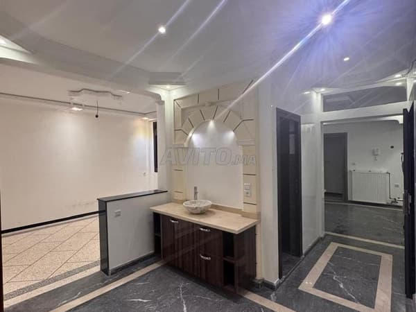 Immeuble avec 5 appartements et 2 magasins
