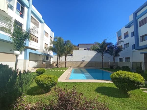 Très bel appartement en location à Harhoura. 3 grandes pièces. Meublé