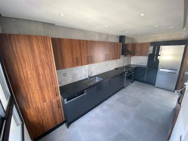 Location d'un appartement à Riyad. 4 pièces. Ascenseur et terrasse