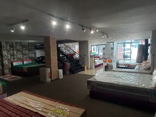 Vente local 2Mars. 2 belles vitrine. Rdc164 m² 134 m²sp