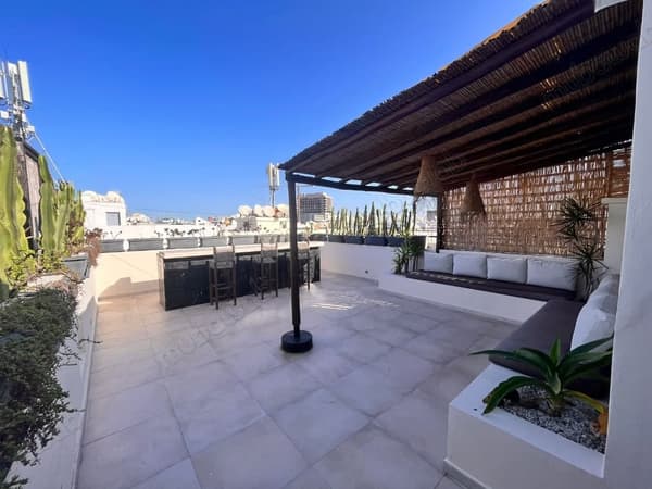 High-end apartment, top floor, Racine, rental