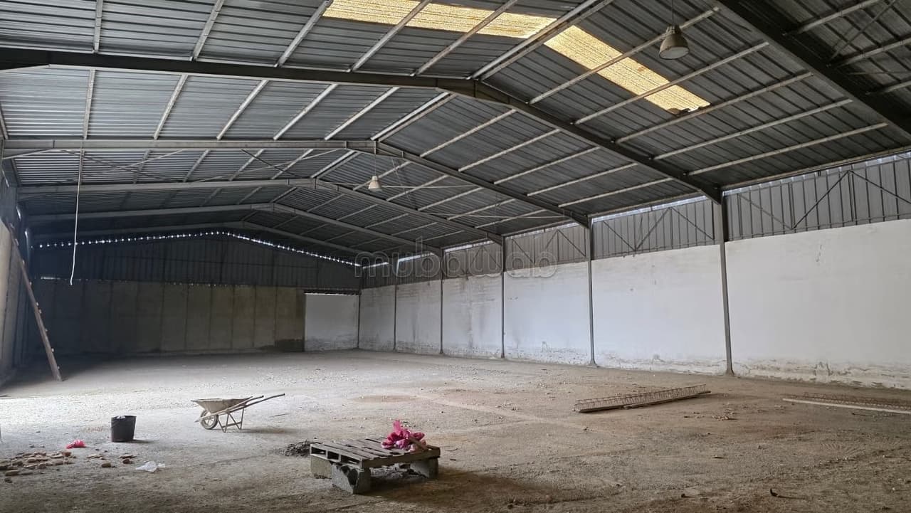 Opslagruimte te huur of te koop in de industriezone van Meknès, met een oppervlakte van 3450 vierkante meter en 1500 overdekt, plus de administratie. Wat de elektriciteit betreft, Caterpillar. De huurprijs bedraagt 100 000 dirham en de verkoopprijs 2900 dirham per vierkante meter.