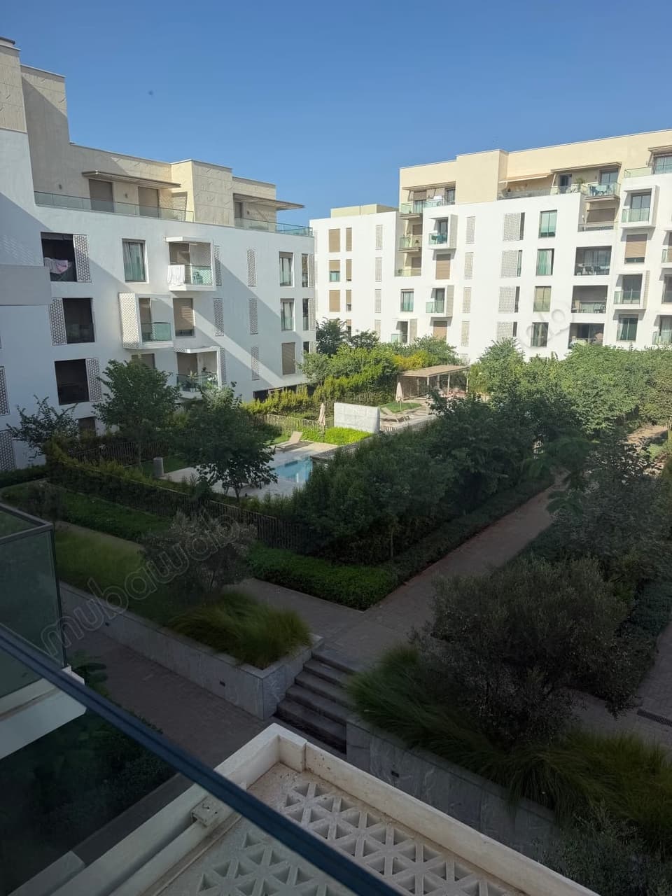 Huur dit appartement in Souissi. 3 slaapkamers. Conciërge en zwembad
