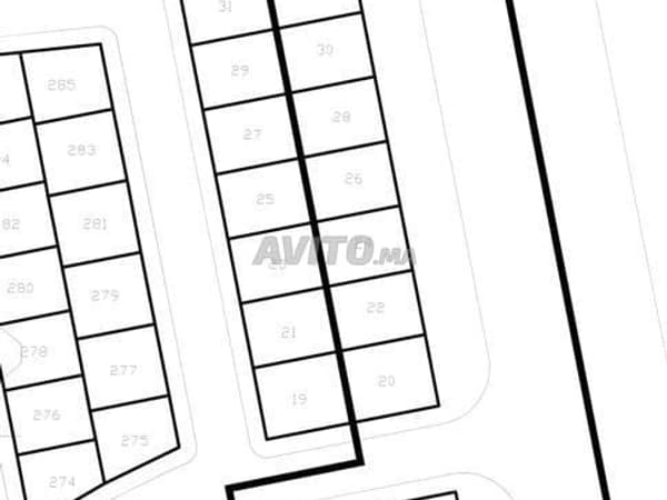Terrein met titel van 200 meter, garage, 4 loten. Kanoni