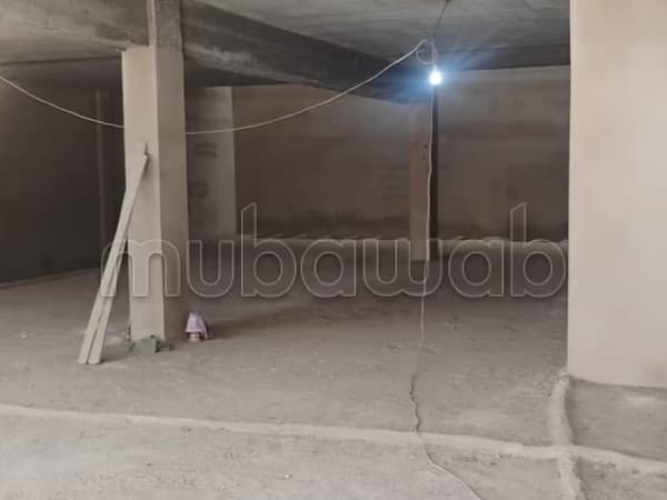 En location Grand magasin avec terrasse extérieure