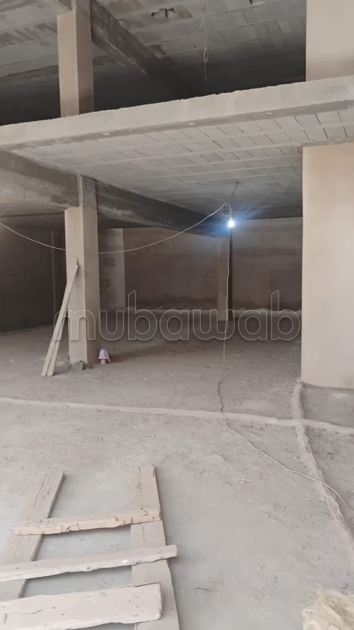 Locazione Grande magazzino con terrazza esterna