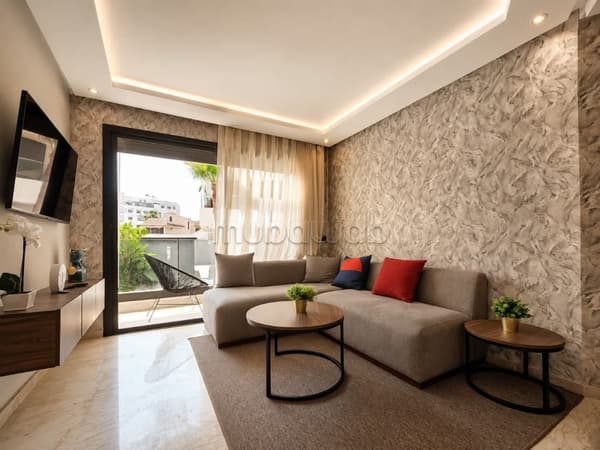 Luxe studio met aparte keuken, terras en parkeerplaats