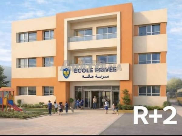 Terrain 4 façades 1700 m pour école bien situé