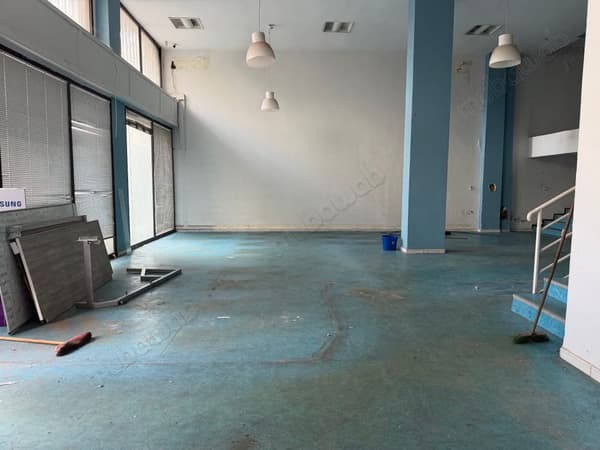 Local commercial en location à Gauthier. Surface totale 750 m². Porte blindée, sécurité