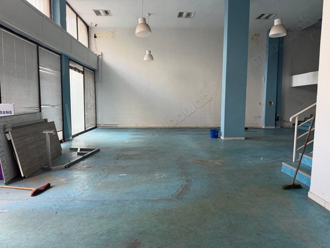 Local commercial en location à Gauthier. Surface totale 750 m². Porte blindée, sécurité