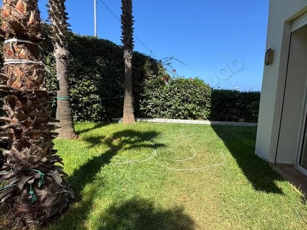 Prachtige villa te huur in Ain Diab. Oppervlakte 450 m². Traditionele salon en veiligheidsdeur