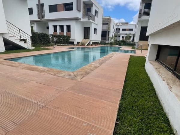 Splendido appartamento in affitto a Harhoura. Superficie 300 m². Camino e portineria