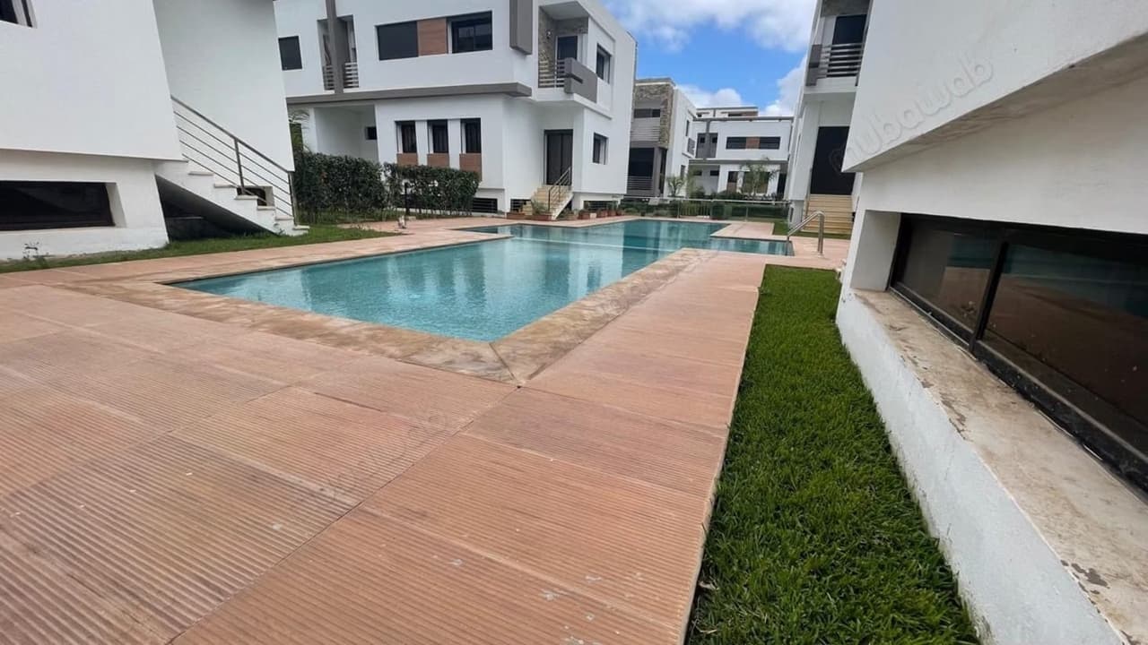 Splendido appartamento in affitto a Harhoura. Superficie 300 m². Camino e portineria