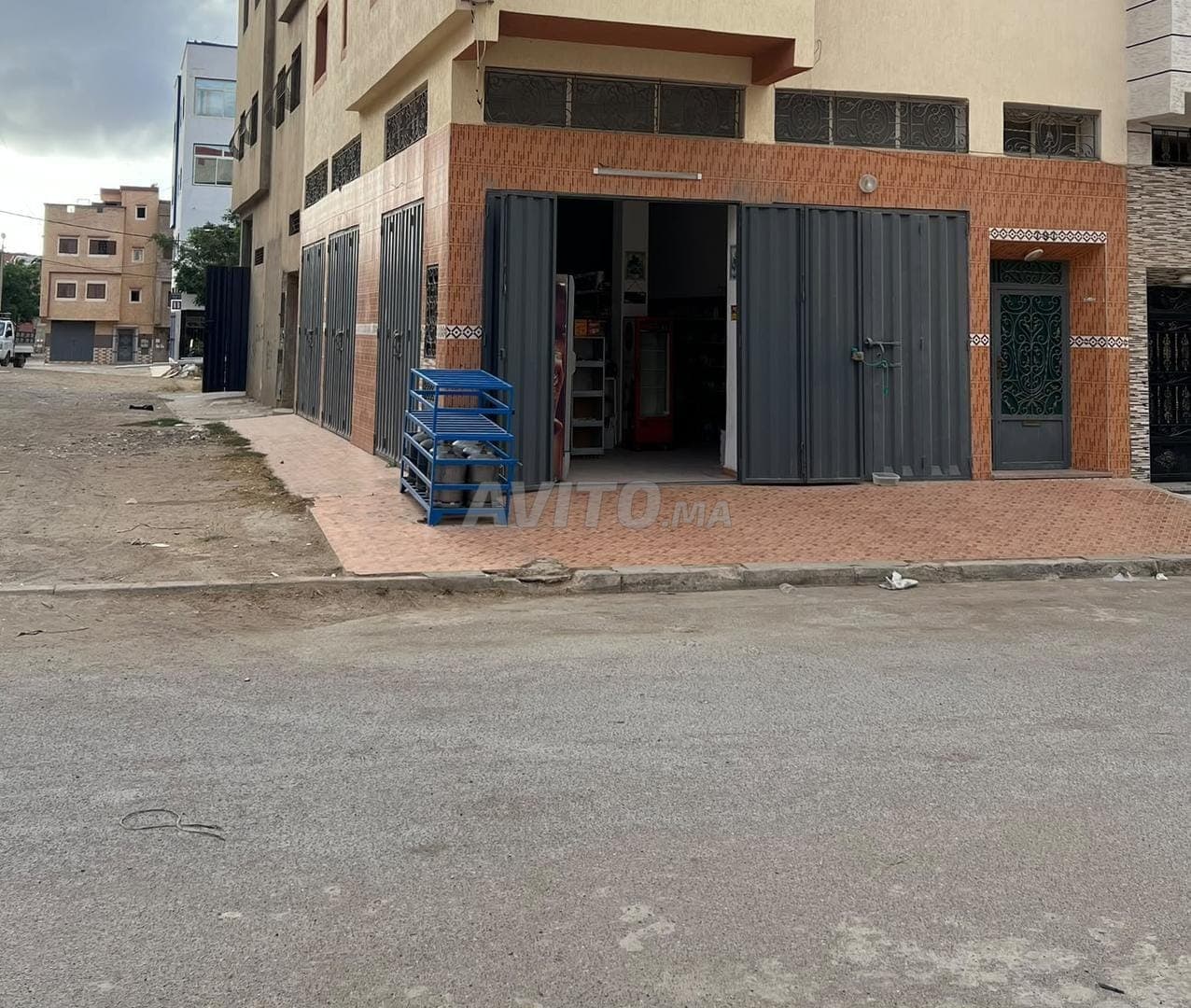 5 magasin à louer, local commercial à quatre portes à louer