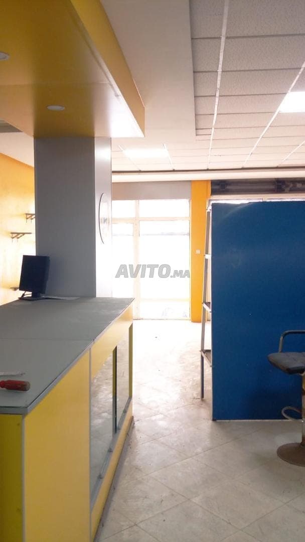 Negozio ben attrezzato su una via commerciale