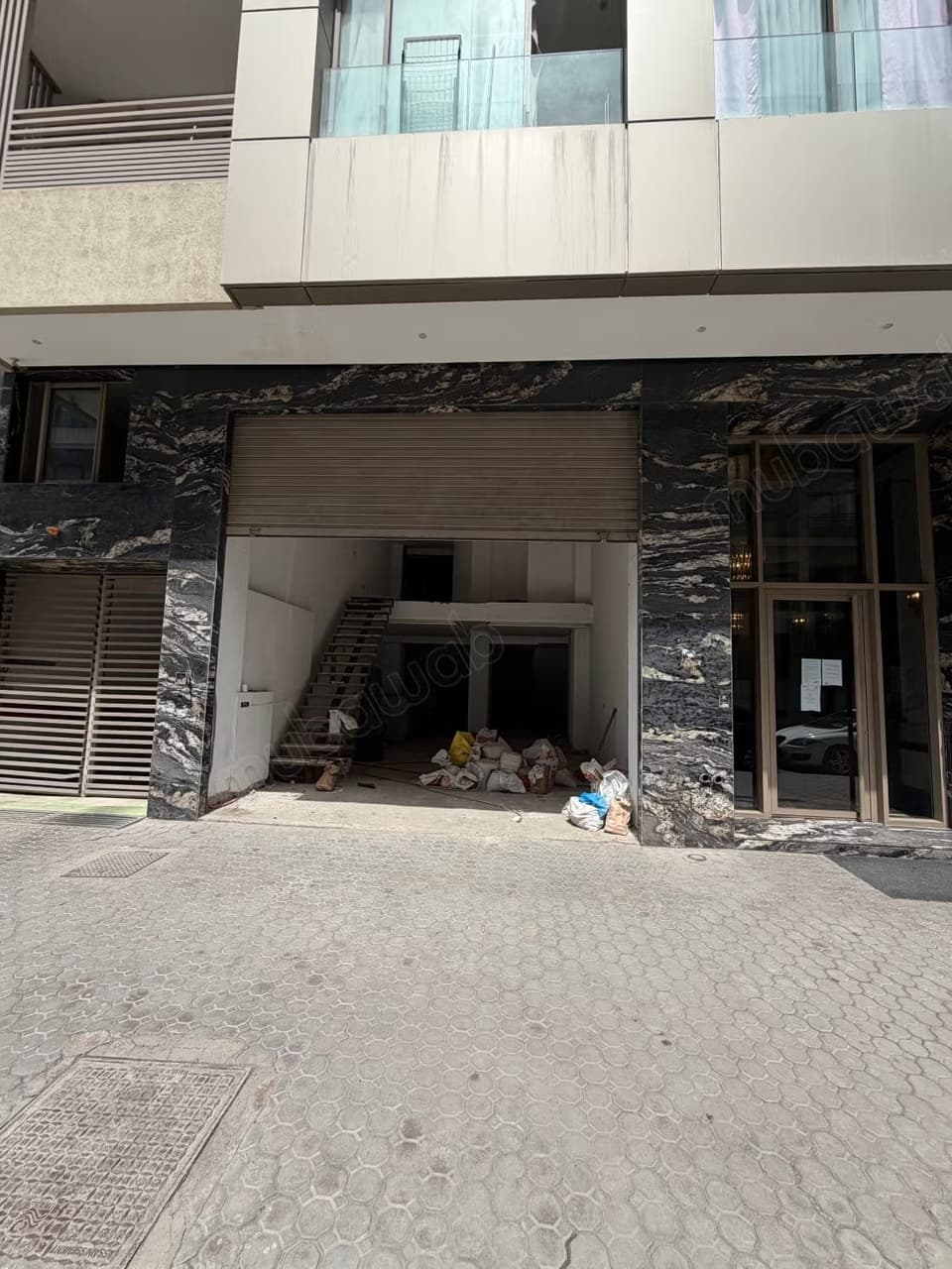 Commercieel pand te huur in Les princesses. Oppervlakte van 100 m². Concierge