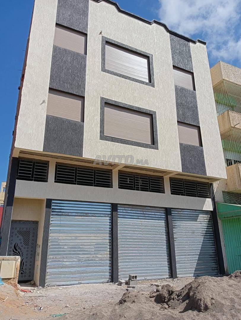 R2 // 3 Commerces / 2 Apparts / Terrasse