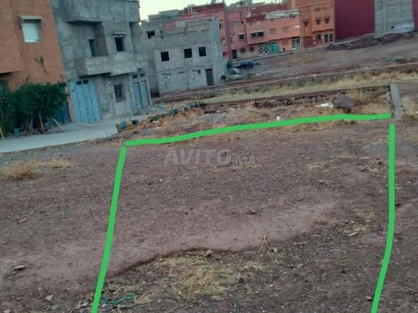 Baugrundstück von 95 m² mit Baugenehmigung in der Nähe des Marktes