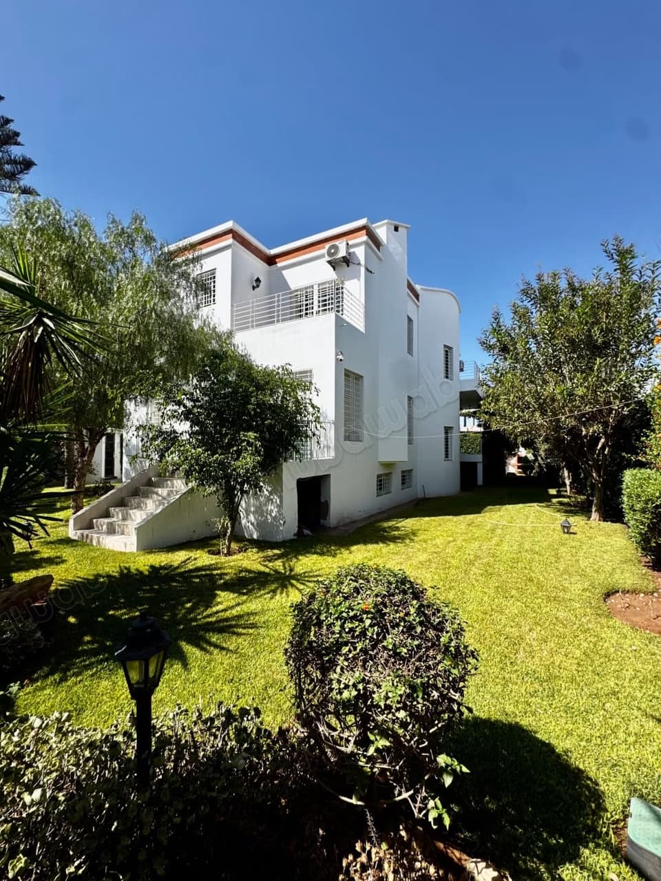 Villa isolée à vendre – Laimoun, Emplacement privilégié face à un jardin