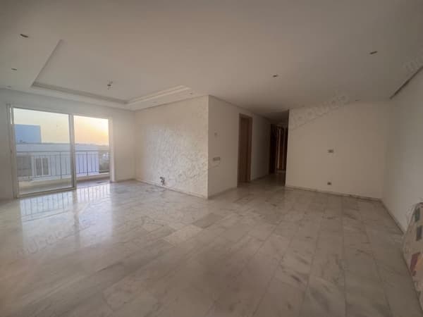 Vend appartement à Riyad. Surface de 126 m². Fenêtres double vitrage et chauffage central