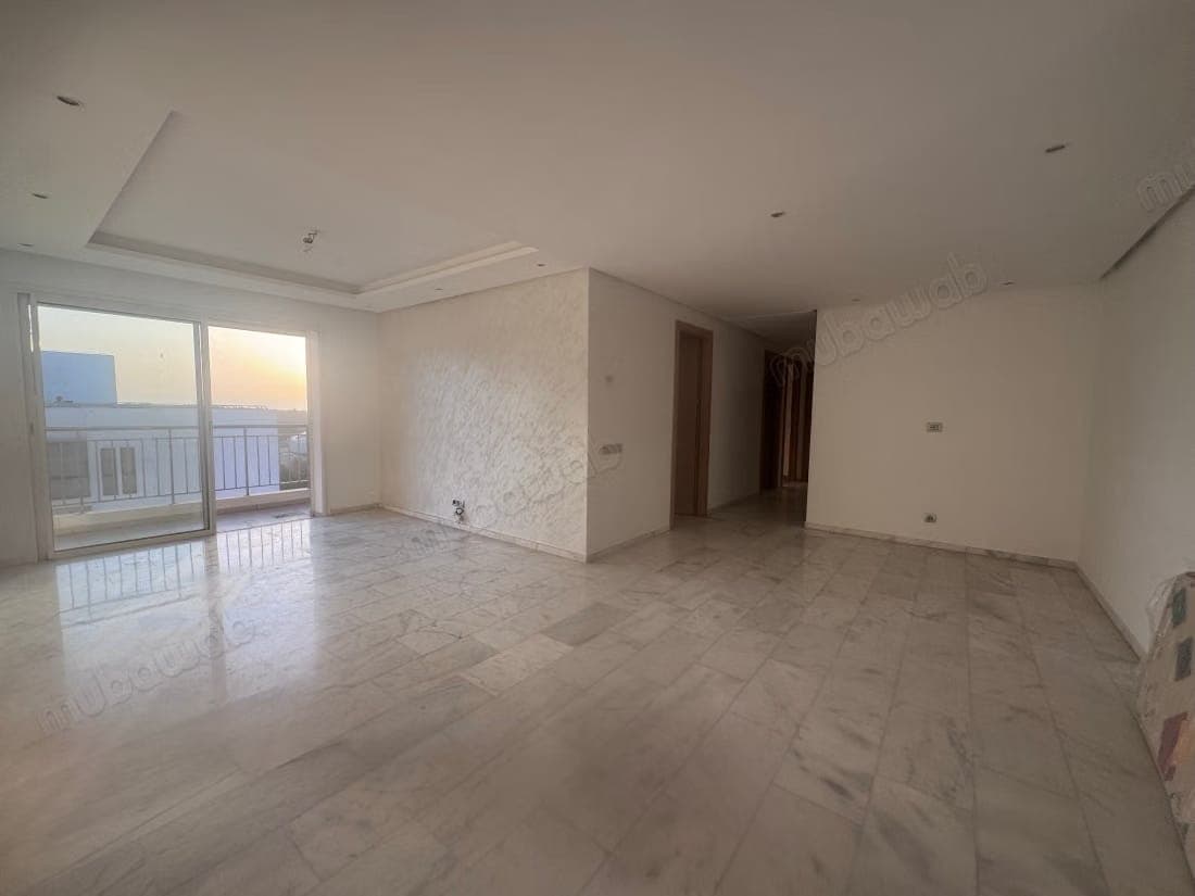 Vend appartement à Riyad. Surface de 126 m². Fenêtres double vitrage et chauffage central