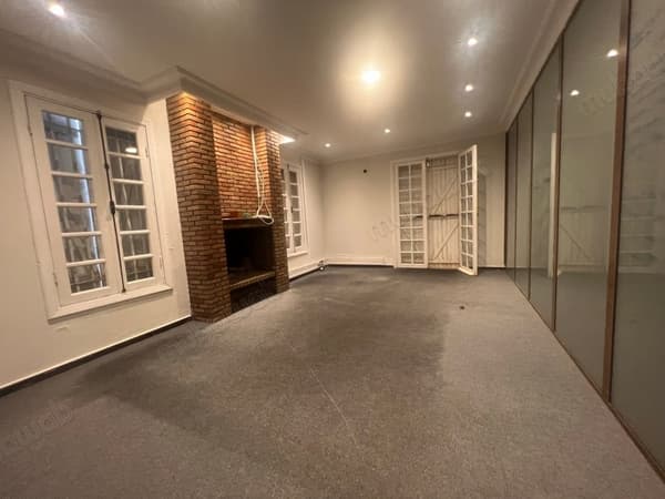 Villa à louer – Usage bureau – 500m²