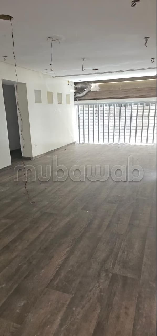 Vend local commercial à Racine. Surface de 150 m². Sécurisé 24/24