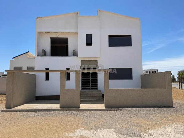 Villa moderne semi-finie avec piscine à vendre