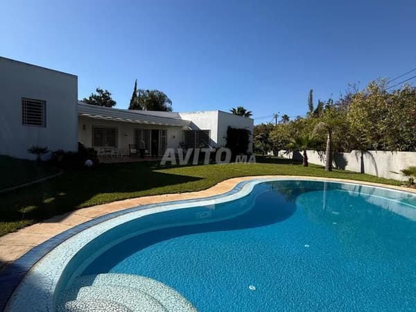 Villa de 2000m² en alquiler en Souissi RABAT