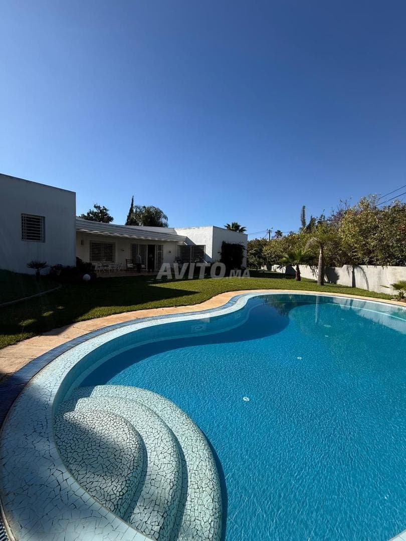 Villa de 2000m² en alquiler en Souissi RABAT