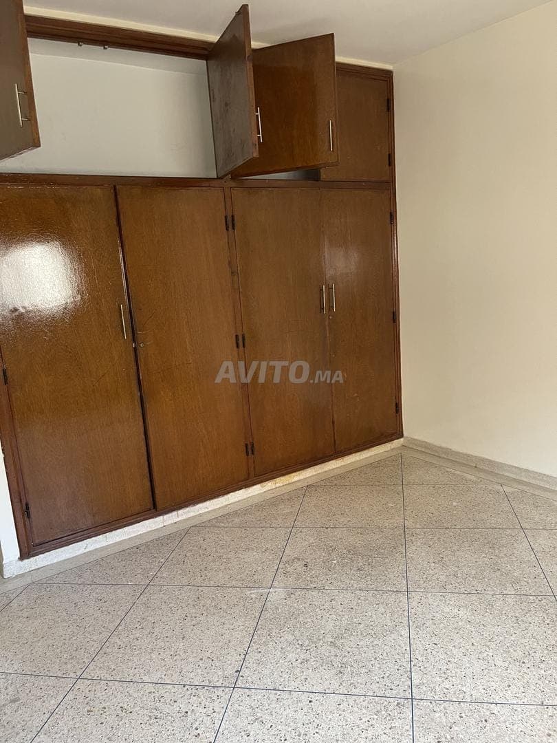 Ich vermiete eine Wohnung im 2. Stock, 4 Zimmer, 2 Fassaden, 3 Balkone
