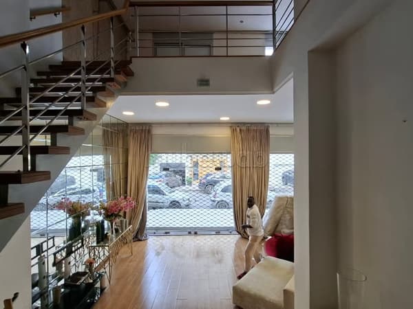 Local double vitrine 260 m² proche Bd d'Anfa