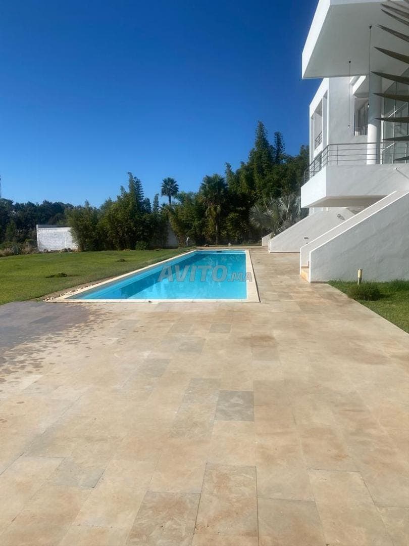 Villa neuve de 4730m2 à Souissi