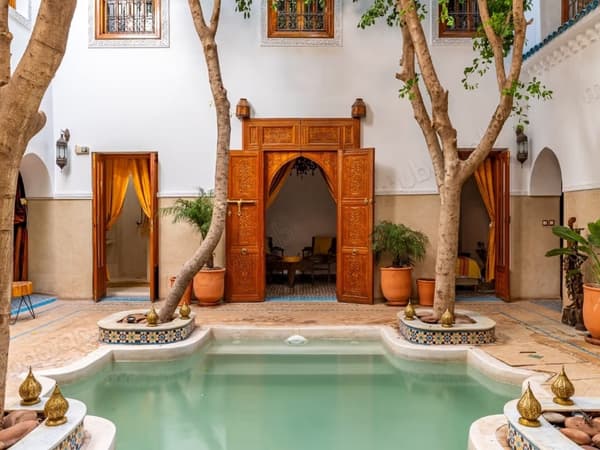 Riad d'exception titré à Bab Dokala, 6 chambres, piscine, hammam et haut potentiel