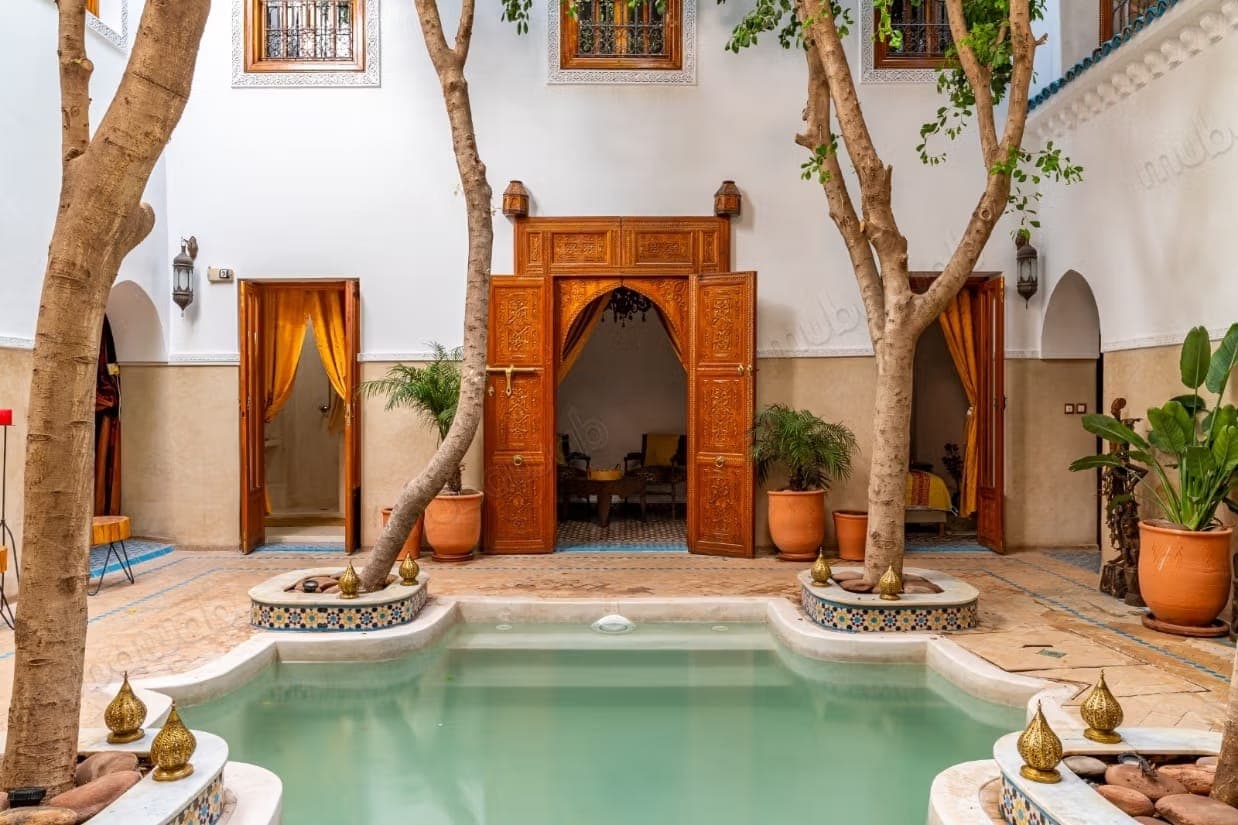 Riad d'exception titré à Bab Dokala, 6 chambres, piscine, hammam et haut potentiel