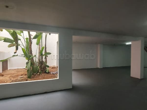 Local commercial 977 m² triangle d'or Max Mara
