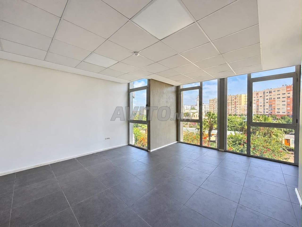 PLATEAU DE BUREAU 81M OASIS BD DE LA GARE