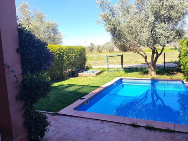 Petite villa meublée Front Golf piscine