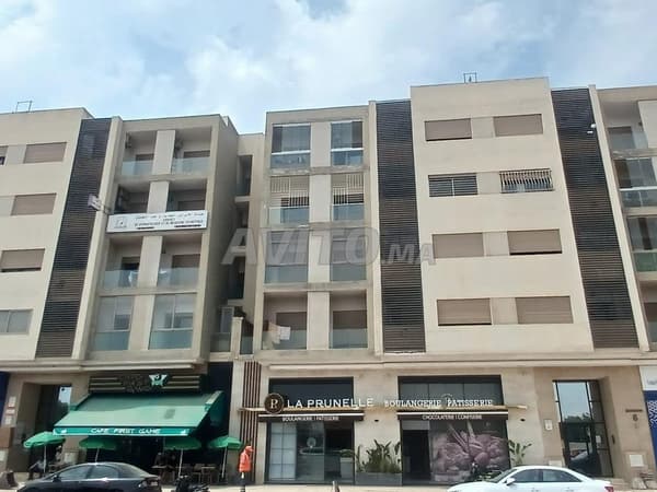 GRAND BUREAU SPACIEUX BOUSKOURA