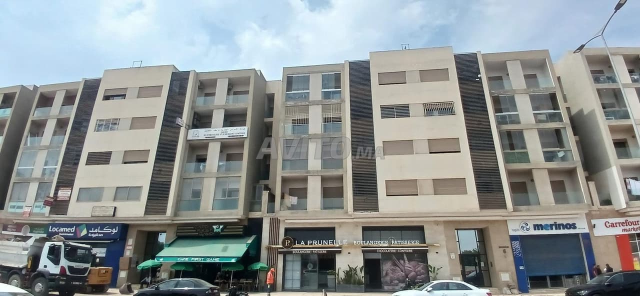 GRAND BUREAU SPACIEUX BOUSKOURA