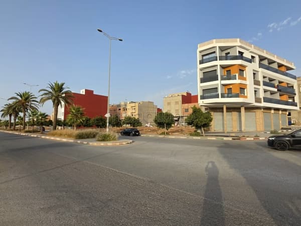 Terrain commercial R3 à vendre 2 façades à Aïn Atiq
