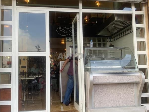 Cafétéria snack près de la nouvelle gare